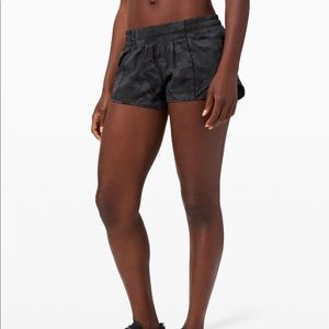 *NEVER WORN* lululemon hotty hot shorts *2.5”